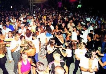 ragazzi in discoteca