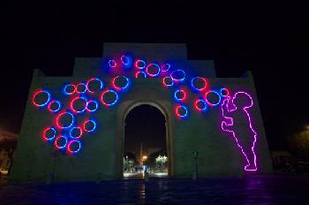porta napoli illuminata