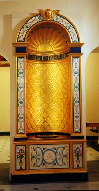 Edicola lignea intarsiata, dorata, con bassorilievi nella Basilica Santuario di Leuca (LE) 
