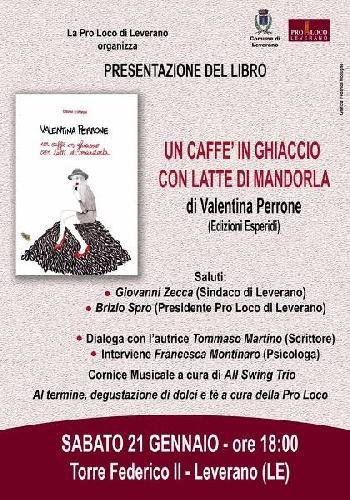 Un caffè in ghiaccio con latte di mandorla