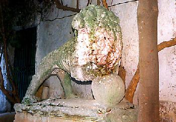 Statua raffigurante un leone
